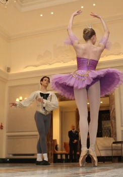 «Grand Hotel Kempinski Riga» atklāj austriešu mākslinieka Leo Štopfera (Leo Stopfer) gleznu izstādi par baleta tēmu 8