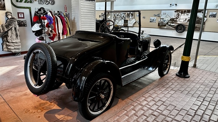 Iepazīstam ASV Nacionālais automobiļu muzeja eksponātus no Viljama F. Hara kolekcijas Nevadas štatā. Foto: Jānis Putniņš Iepazīstam ASV Nacionālais automobiļu muzeja eksponātus no Viljama F. Hara kolekcijas Nevadas štatā. Foto: Jānis Putniņš 350959