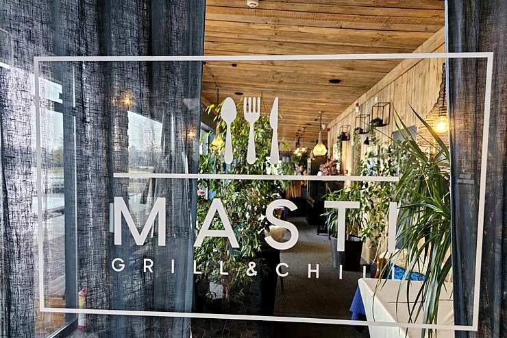 photo: Travelnews.lv pēc 20 km pārgājiena dodas ieturēt maltīti Ozolnieku restorānā «Masti Grill&Chill»