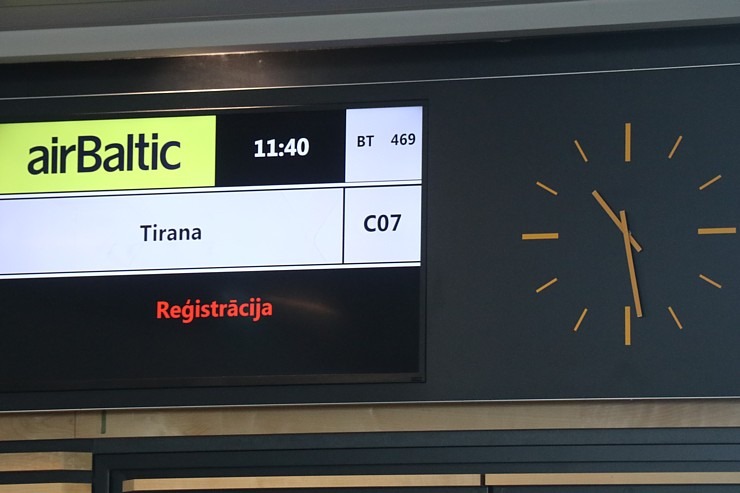 photo: «airBaltic» svētku noskaņojumā atklāj pirmo regulāro reisu uz Albānijas galvaspilsētu Tirānu