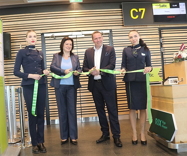 «airBaltic» svētku noskaņojumā atklāj pirmo regulāro reisu uz Albānijas galvaspilsētu Tirānu 353396