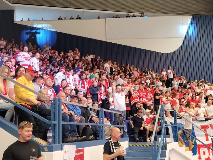 Travelnews.lv klātienē tur īkšķus par Latvijas uzvaru pasaules hokeja čempionātā spēlē ar Poliju 353632