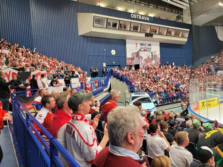 Travelnews.lv klātienē tur īkšķus par Latvijas uzvaru pasaules hokeja čempionātā spēlē ar Poliju 353634