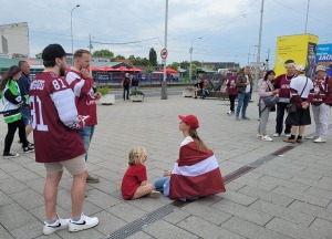 Travelnews.lv klātienē tur īkšķus par Latvijas uzvaru pasaules hokeja čempionātā spēlē ar Poliju 11