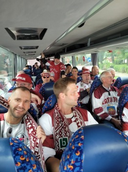 Travelnews.lv klātienē tur īkšķus par Latvijas uzvaru pasaules hokeja čempionātā spēlē ar Poliju 15