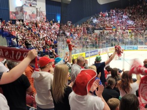 Travelnews.lv klātienē tur īkšķus par Latvijas uzvaru pasaules hokeja čempionātā spēlē ar Poliju 2