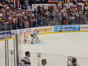 Travelnews.lv klātienē tur īkšķus par Latvijas uzvaru pasaules hokeja čempionātā spēlē ar Poliju 3