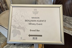 Vecrīgas 5 zvaigžņu viesnīcā «Grand Hotel Kempinski Riga» siera un viskija degustācijā iepazīstam «Maison Benjamin Kuentz» no Francijas.  1