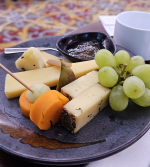 Vecrīgas 5 zvaigžņu viesnīcā «Grand Hotel Kempinski Riga» siera un viskija degustācijā iepazīstam «Maison Benjamin Kuentz» no Francijas.  4