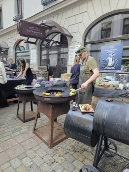 Restorāns «Buržujs»: Rīgas Berga bazārā pulcējas liels skaits gardēžu uz  13.Austeru festivālu 18