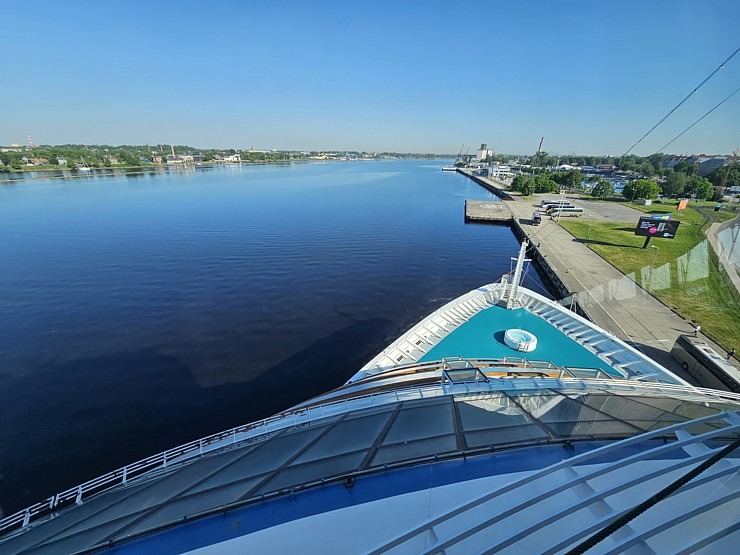 Travelnews.lv iepazīst Rīgas ostā ienākošo 251 metru garo kruīza kuģi «AIDAdiva» ar vācu tūristiem 354533