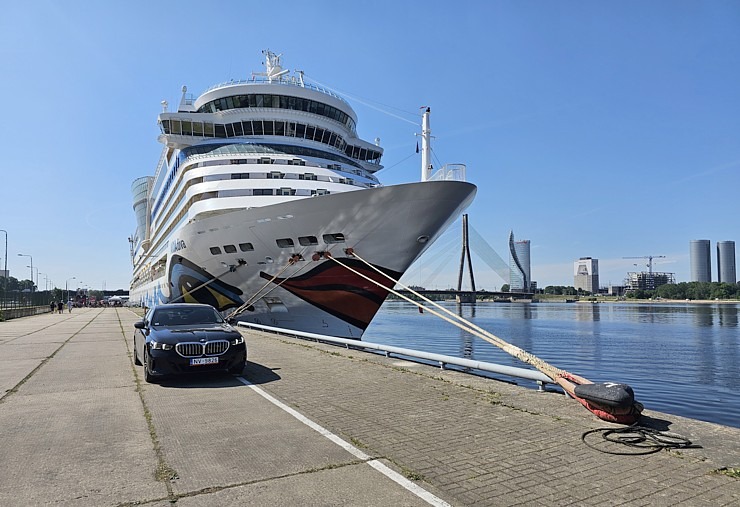 Travelnews.lv iepazīst Rīgas ostā ienākošo 251 metru garo kruīza kuģi «AIDAdiva» ar vācu tūristiem 354581