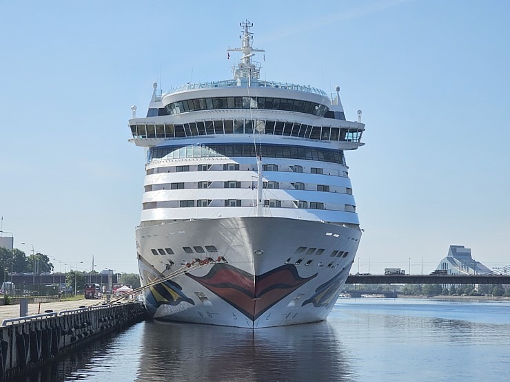 Travelnews.lv iepazīst Rīgas ostā ienākošo 251 metru garo kruīza kuģi «AIDAdiva» ar vācu tūristiem 354583