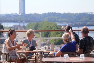 Travelnews.lv iepazīst Rīgas ostā ienākošo 251 metru garo kruīza kuģi «AIDAdiva» ar vācu tūristiem 22