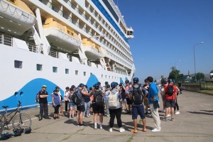 Travelnews.lv iepazīst Rīgas ostā ienākošo 251 metru garo kruīza kuģi «AIDAdiva» ar vācu tūristiem 51
