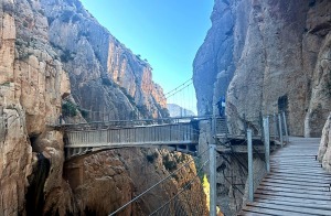 Travelnews.lv iziet slavenu Karaļa taku El Caminito del Rey gar kanjona malu Spānijas dienvidos - Foto