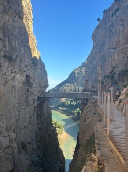 Travelnews.lv iziet slavenu Karaļa taku El Caminito del Rey gar kanjona malu Spānijas dienvidos 11