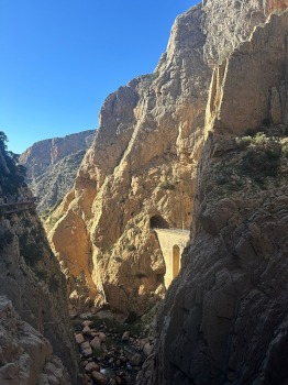 Travelnews.lv iziet slavenu Karaļa taku El Caminito del Rey gar kanjona malu Spānijas dienvidos 17