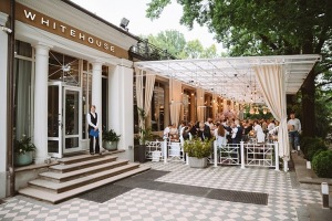 Rīgas restorāns «Whitehouse» dzirkstoši svin vasaras terases atklāšanu - Foto