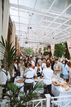 Rīgas restorāns «Whitehouse» dzirkstoši svin vasaras terases atklāšanu. Foto: Aksels Roberts Zirnis 28