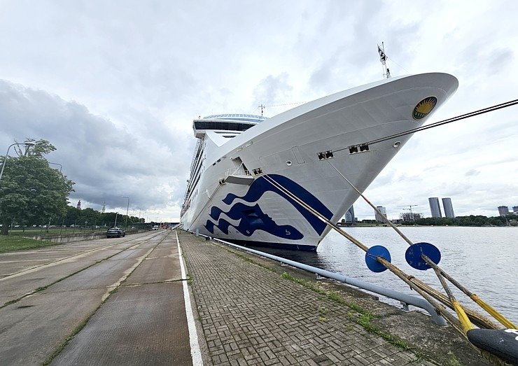 Travelnews.lv iepazīst 294 metrus garo kruīza kuģi «Coral Princess» Rīgas ostā 355595