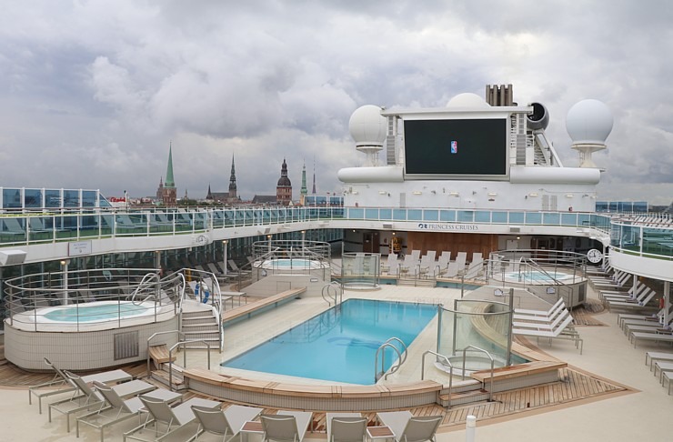 Travelnews.lv iepazīst 294 metrus garo kruīza kuģi «Coral Princess» Rīgas ostā 355649