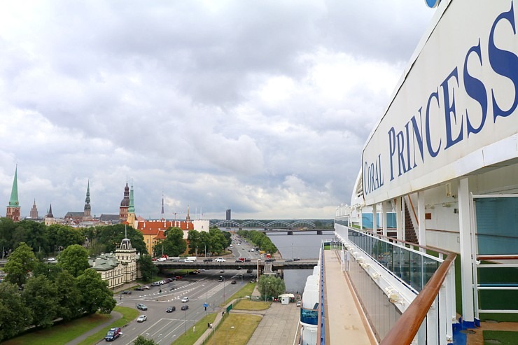 Travelnews.lv iepazīst 294 metrus garo kruīza kuģi «Coral Princess» Rīgas ostā 355650