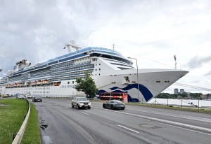 Travelnews.lv iepazīst 294 metrus garo kruīza kuģi «Coral Princess» Rīgas ostā 2