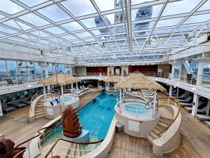 Travelnews.lv iepazīst 294 metrus garo kruīza kuģi «Coral Princess» Rīgas ostā 52