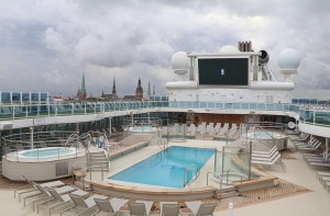 Travelnews.lv iepazīst 294 metrus garo kruīza kuģi «Coral Princess» Rīgas ostā 57