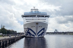 Travelnews.lv iepazīst 294 metrus garo kruīza kuģi «Coral Princess» Rīgas ostā 60