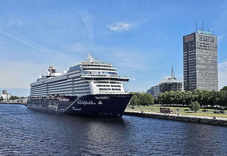Rīgā ierodas milzīgs kruīza kuģis «Mein Schiff 1», kas pieder pasaules lielākajai tūrisma firmai «TUI» 355654