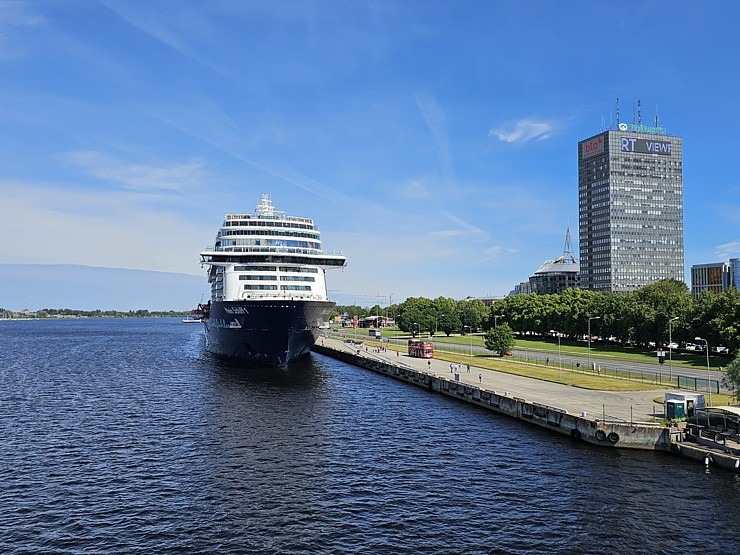 Rīgā ierodas milzīgs kruīza kuģis «Mein Schiff 1», kas pieder pasaules lielākajai tūrisma firmai «TUI» 355656