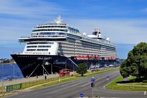 Rīgā ierodas milzīgs kruīza kuģis «Mein Schiff 1», kas pieder pasaules lielākajai tūrisma firmai «TUI» 1
