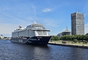 Rīgā ierodas milzīgs kruīza kuģis «Mein Schiff 1», kas pieder pasaules lielākajai tūrisma firmai «TUI» 2