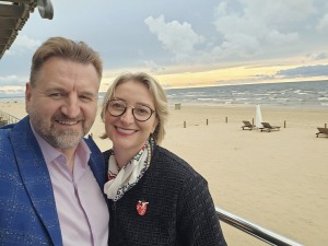 Tūroperators «Coral Travel Latvija» ar vērienu atzimē jūras krastā 3 gadu jubileju Latvijā 40