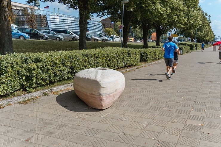 photo: Daugavas krastā izvietoti mākslas objekti