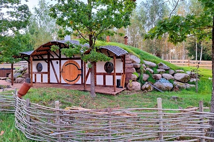 Visiem par brīnumu jauna naktsmītne «Hobbit house»