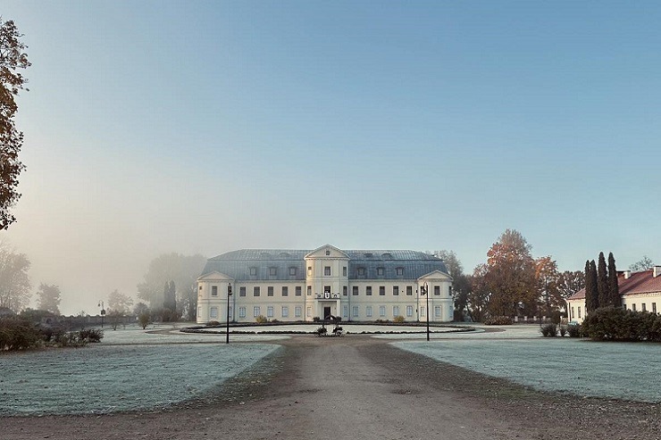 Rudens migla lēnām apņēma Krāslavas grāfu Plāteru 