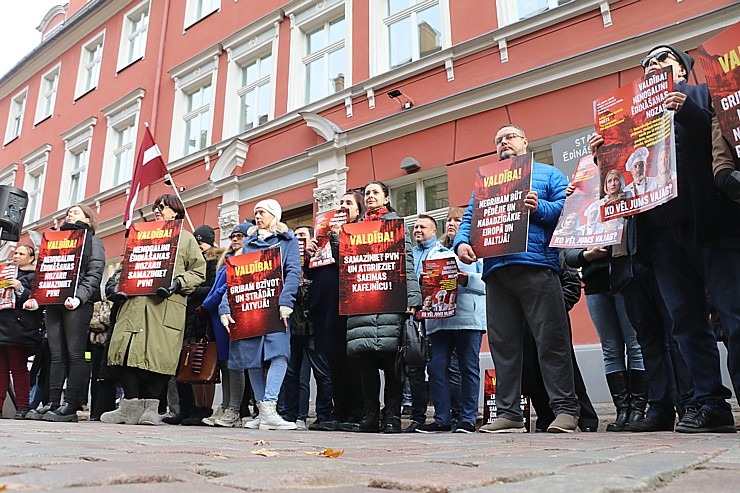 Latvijas ēdinātāji lielā skaitā pie Saeimas aicina