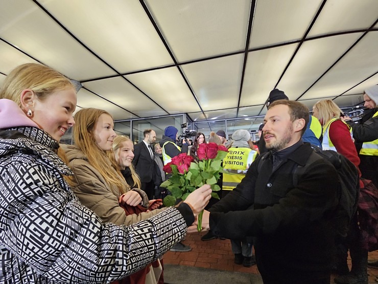 «Straume» ar «Oskaru» pārraksta Latvijas kino vēsturi un atgriežas ar «airBaltic» lidmašīnu dzimtenē «Straume» ar «Oskaru» pārraksta Latvijas kino vēsturi un atgriežas ar «airBaltic» lidmašīnu dzimtenē 368545