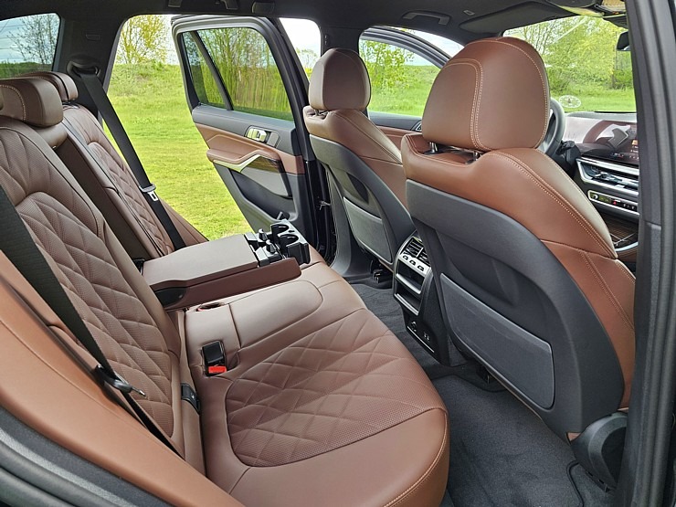 Sadarbībā ar auto nomu «Sixt Latvija» ceļojam ar vāģi «BMW X5», kas ir pieejams sākot no 95 eiro dienā Sadarbībā ar auto nomu «Sixt Latvija» ceļojam ar vāģi «BMW X5», kas ir pieejams sākot no 95 eiro dienā 370906