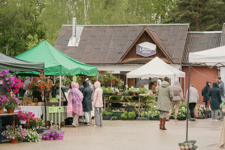 Par spīti lietum Sigulda atklāj vasaras sezonu ar Siguldas svētkiem. Foto: Oskars Briedis, Viktorija Maško, Alex Puskins, Edgars Semanis, Inna Zaharov Par spīti lietum Sigulda atklāj vasaras sezonu ar Siguldas svētkiem. Foto: Oskars Briedis, Viktorija Maško, Alex Puskins, Edgars Semanis, Inna Zaharov 371658