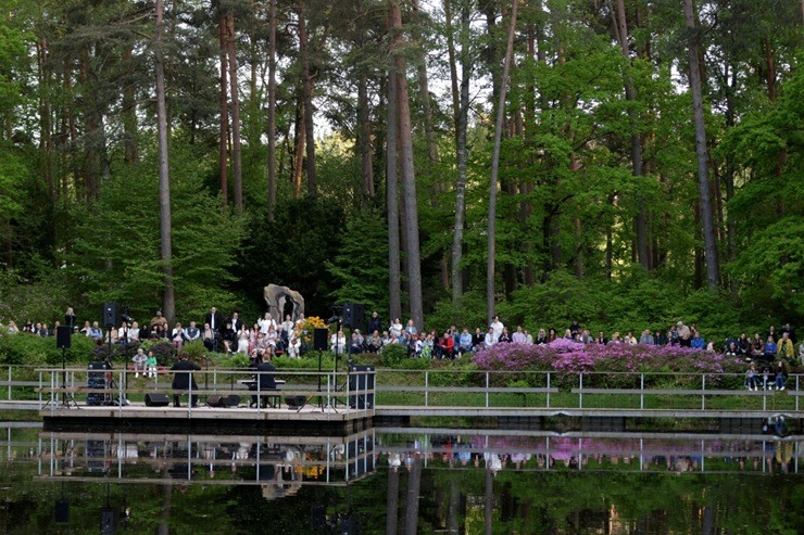 Ar Valtera Pūces un Daiņa Teņa koncertu atklāti Rododendru ziedēšanas svētki 371684