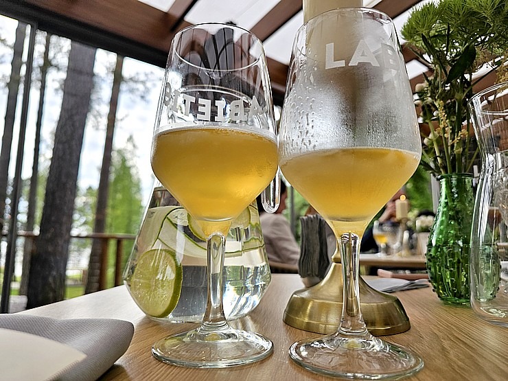 «Baltvilla» ēdiena un «Labietis» alus saderināšanas vakars atklāj vasaras terases svētkus Baltezera krastā «Baltvilla» ēdiena un «Labietis» alus saderināšanas vakars atklāj vasaras terases svētkus Baltezera krastā 371733