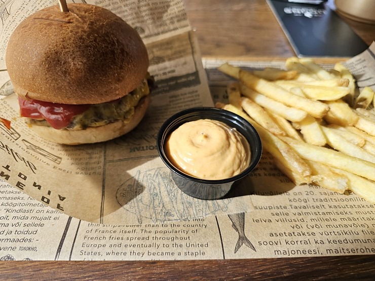 Ar «Audi A5 Avant» dodamies uz Ikšķiles burgernīcu «Uguns Cafe» 371972