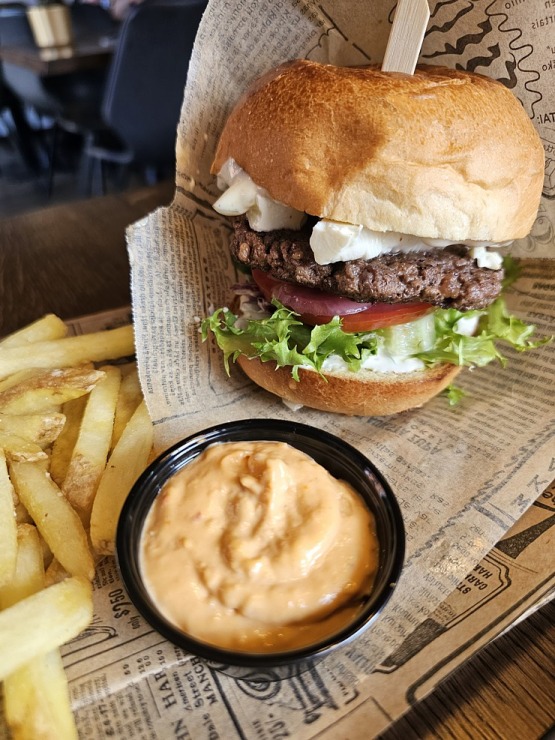 Ar «Audi A5 Avant» dodamies uz Ikšķiles burgernīcu «Uguns Cafe» 371978