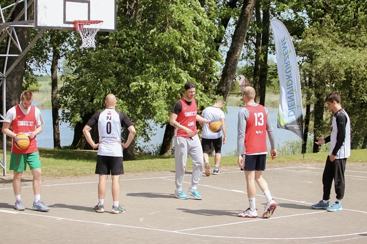 Vērgales pagasta svētku dalībniekus priecē sportis