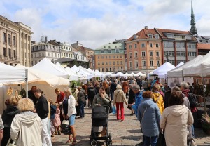 Rīgas Doma laukumā uz tirgu līgo noskaņās sabraukuši zemnieki un amatnieki no visas Latvijas 13