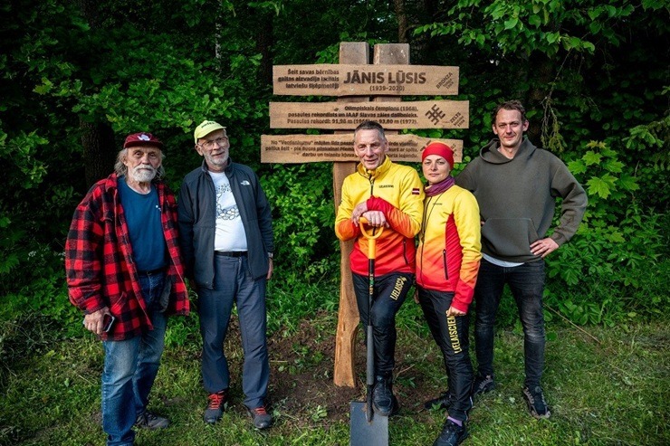 Tukuma novads: 3700 taku skrējēju sacentušies Saulgriežu «Stirnu bukā» olimpiskā čempiona Lūša dzimtajās takās Tukuma novads: 3700 taku skrējēju sacentušies Saulgriežu «Stirnu bukā» olimpiskā čempiona Lūša dzimtajās takās 372964